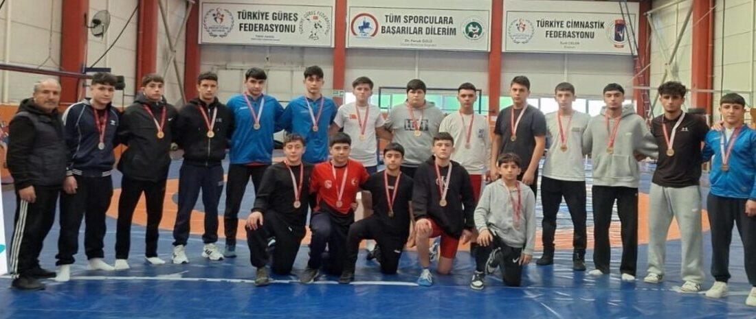 DÜZCE(İHA) – Düzce Özkan Olcay Spor Salonu’nda Okul Sporları Genç