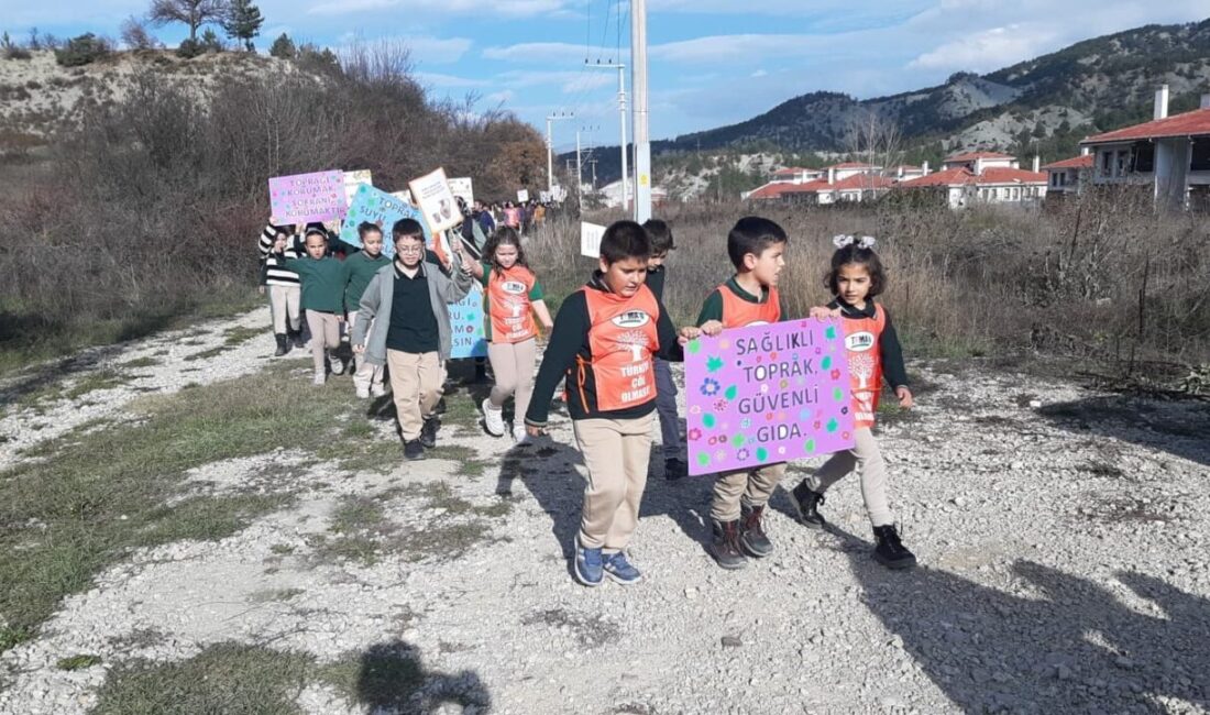 Bolu’nun Mudurnu ilçesinde erozyon farkındalık yürüyüşü düzenleyen ilkokul öğrencileri, toprak