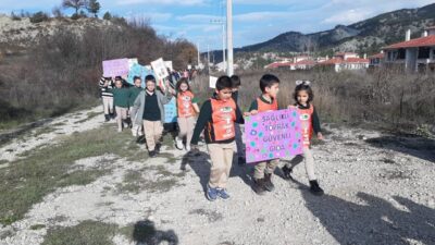 Bolu’nun Mudurnu ilçesinde erozyon farkındalık yürüyüşü düzenleyen ilkokul öğrencileri, toprak