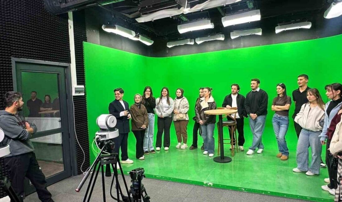 Öğrenciler program yapımını stüdyoda deneyimliyor SUBÜ MYO Gazetecilik ve Habercilik Programı öğrencileri, Program Yapımcılığı dersi
