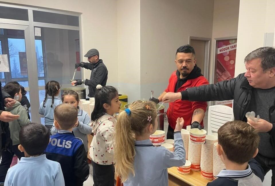 Öğrencilere ücretsiz çorba ikramı Osmaneli Belediyesi tarafından ilçedeki okullarda eğitim gören tüm öğrencilere ücretsiz