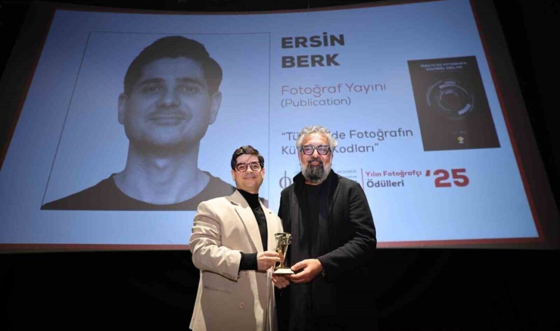 Öğretim görevlisi “Yılın Fotoğraf Yayını” ödülüne layık görüldü Sakarya Uygulamalı Bilimler Üniversitesi (SUBÜ) Sakarya Meslek Yüksekokulu Öğretim Görevlisi