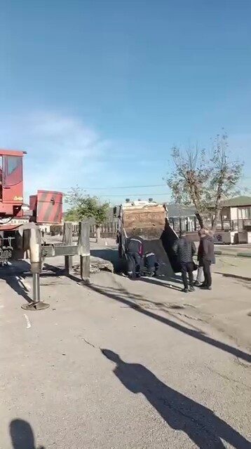 Okul bahçesinde çökme sonucu çukura düşen kamyon vinçle çıkarıldı Kocaeli’nin Dilovası ilçesinde çalışmanın yapıldığı okulun bahçesinde zeminin çömesiyle çukura