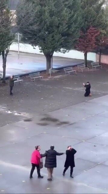 Okul bahçesindeki rehine krizinde baba serbest bırakıldı, şantajcı tutuklandı Kocaeli’nin İzmit ilçesinde kızına şantaj uygulayan ve ısrarla takip eden