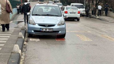 Bilecik’te, aracını bir okulun önündeki yaya geçidine park eden sürücü