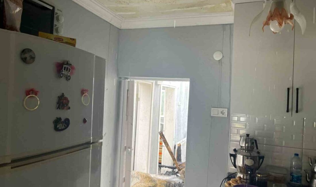 Bilecik’in Osmaneli ilçesinde çıkan ev yangınında eşyalar kullanılmaz hale geldi.