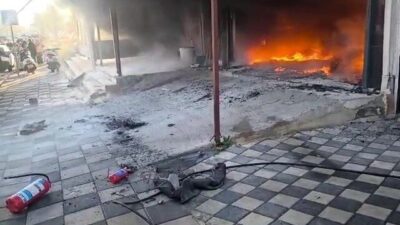 Kocaeli’nin Darıca ilçesinde oto tamirhanesinde çıkan yangında iş yeri ve