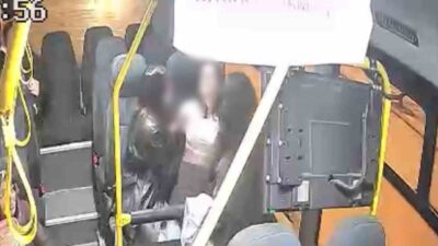 Düzce Belediyesi özel halk otobüsü şoförleri, rahatsızlanan yolcular için güzergahlarından