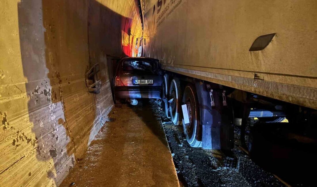 TEM Otoyolu’nun Kocaeli geçişinde iddiaya göre tırın sıkıştırdığı otomobil, duvar