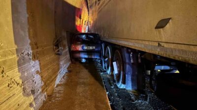 TEM Otoyolu’nun Kocaeli geçişinde iddiaya göre tırın sıkıştırdığı otomobil, duvar