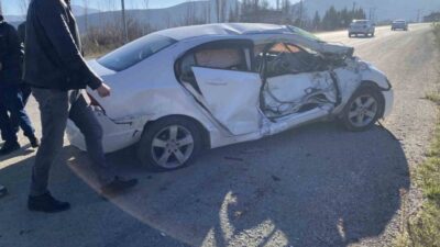 Bilecik’te seyir halindeki otomobilin kontrolden çıkarak traktöre çarpması sonucu meydana
