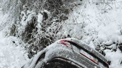 Düzce’de kar sebebiyle kayganlaşan yolda kontrolden çıkan otomobilin kanala uçtuğu