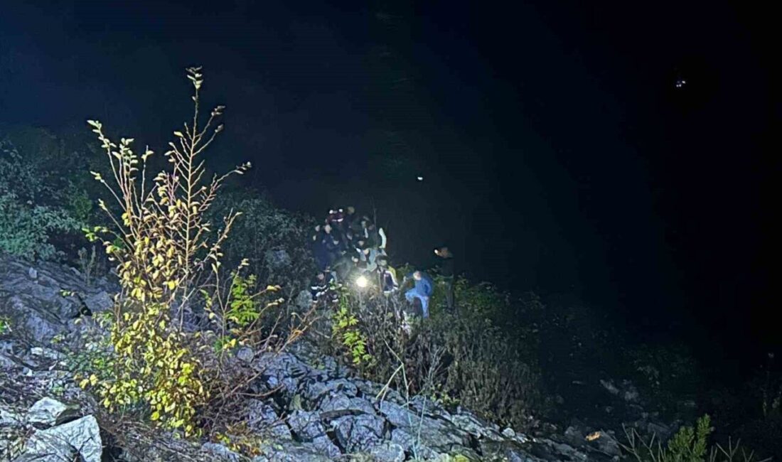 Otomobil şarampole yuvarlandı: 1 yaralı Kastamonu’nun İnebolu ilçesinde yaklaşık 25 metre yükseklikten şarampole yuvarlanan otomobilin