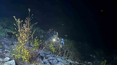 Kastamonu’nun İnebolu ilçesinde yaklaşık 25 metre yükseklikten şarampole yuvarlanan otomobilin