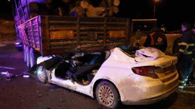 Kastamonu’da otomobilin tomruk yüklü tırın dorsesinin altına girdiği kazada 1