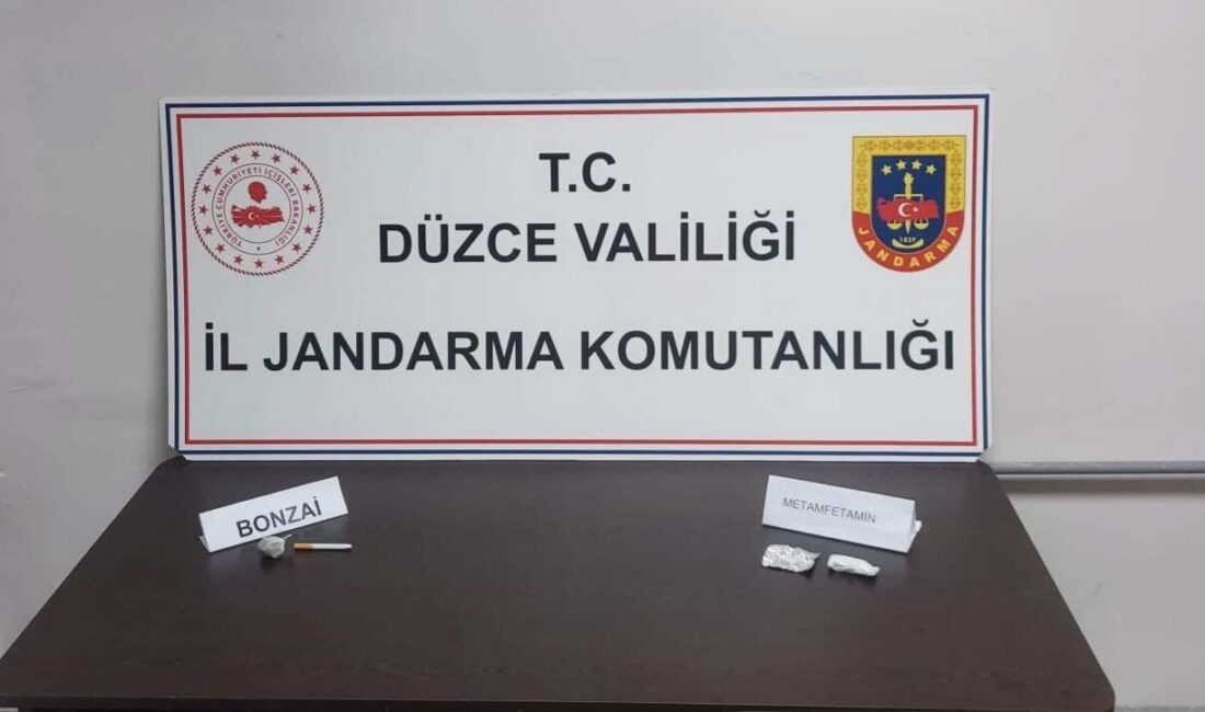Otomobilin havalandırma menfezinden uyuşturucu çıktı Düzce’de Jandarma Narkotik Suçlarla Mücadele ekipleri tarafından D100 karayolu üzerinde