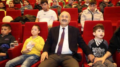 Gebze’de beyaz perdeyle buluşan özel çocuklar, “Kaptan Pengu” filmini ilgiyle