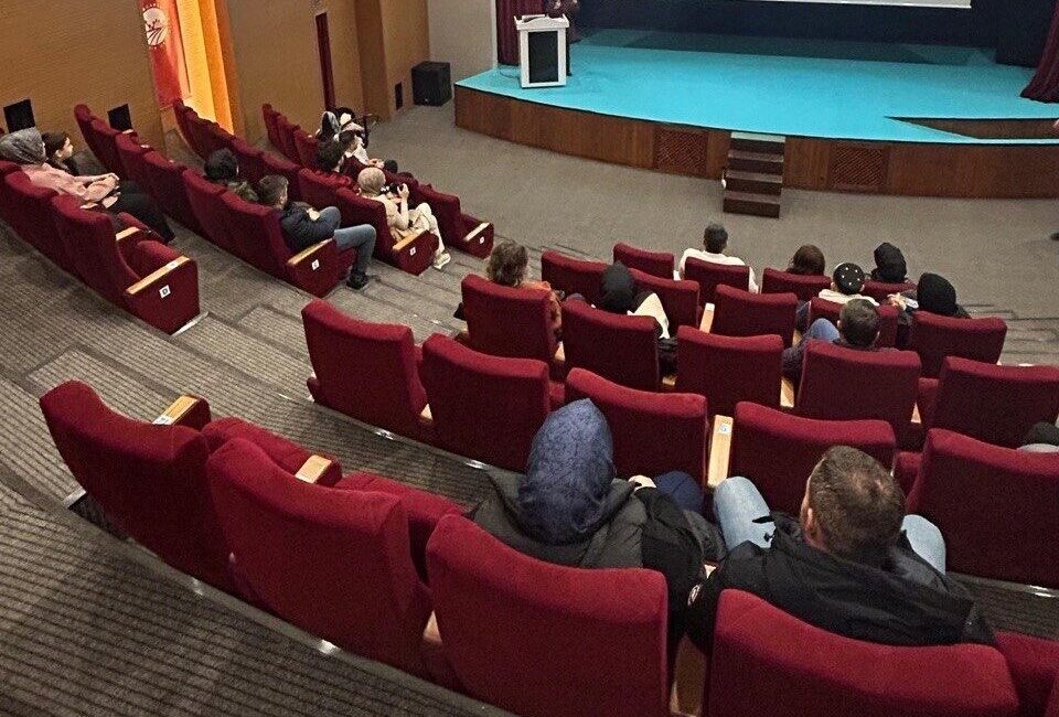 Özel çocuklarla iletişimde altın kurallar anlatıldı Sakarya’da özel gereksinimli çocukların ailelerine yönelik düzenlenen seminerde, etkili iletişim