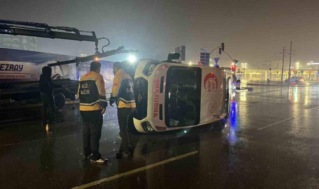 Kocaeli’nin İzmit ilçesinde panelvan ile çarpışan ambulansın devrilmesi neticesinde meydana