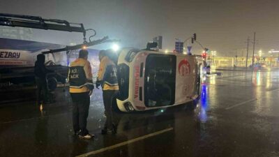 Kocaeli’nin İzmit ilçesinde panelvan ile çarpışan ambulansın devrilmesi neticesinde meydana