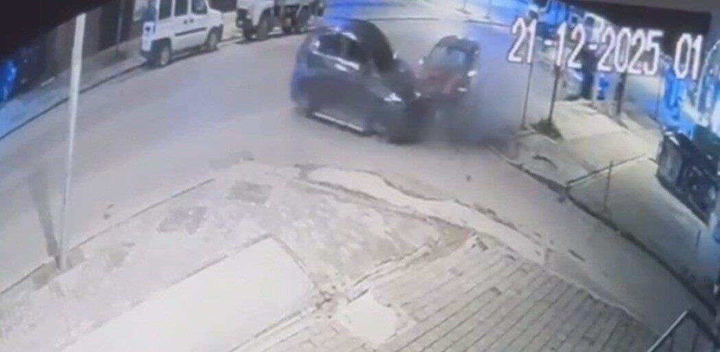 Park halindeki araca çarpan otomobildeki 4 kişi kazayı yara almadan atlattı Düzce’de kontrolden çıkarak park halindeki araca çarpan otomobildeki 4 kişi