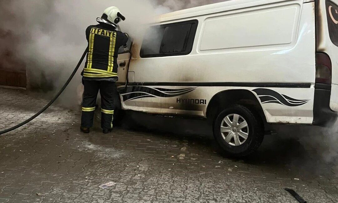 Park halindeki minibüs çıkan yangında kullanılamaz hale geldi Kastamonu’da park halindeyken motor aksamında yangın çıkan minibüs kullanılmaz hale