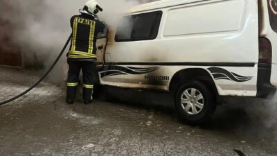 Kastamonu’da park halindeyken motor aksamında yangın çıkan minibüs kullanılmaz hale