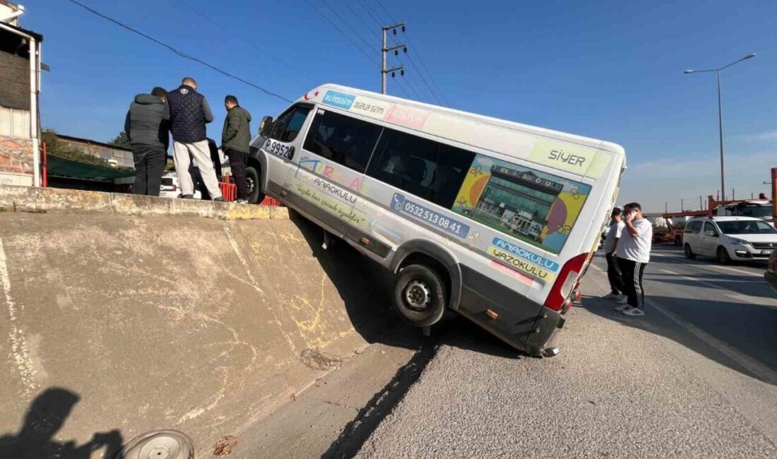 Kocaeli’nin Derince ilçesinde oto yıkamacıda park halindeyken hareket eden minibüs,