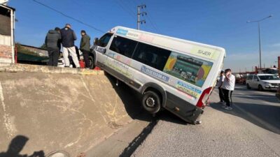 Kocaeli’nin Derince ilçesinde oto yıkamacıda park halindeyken hareket eden minibüs,