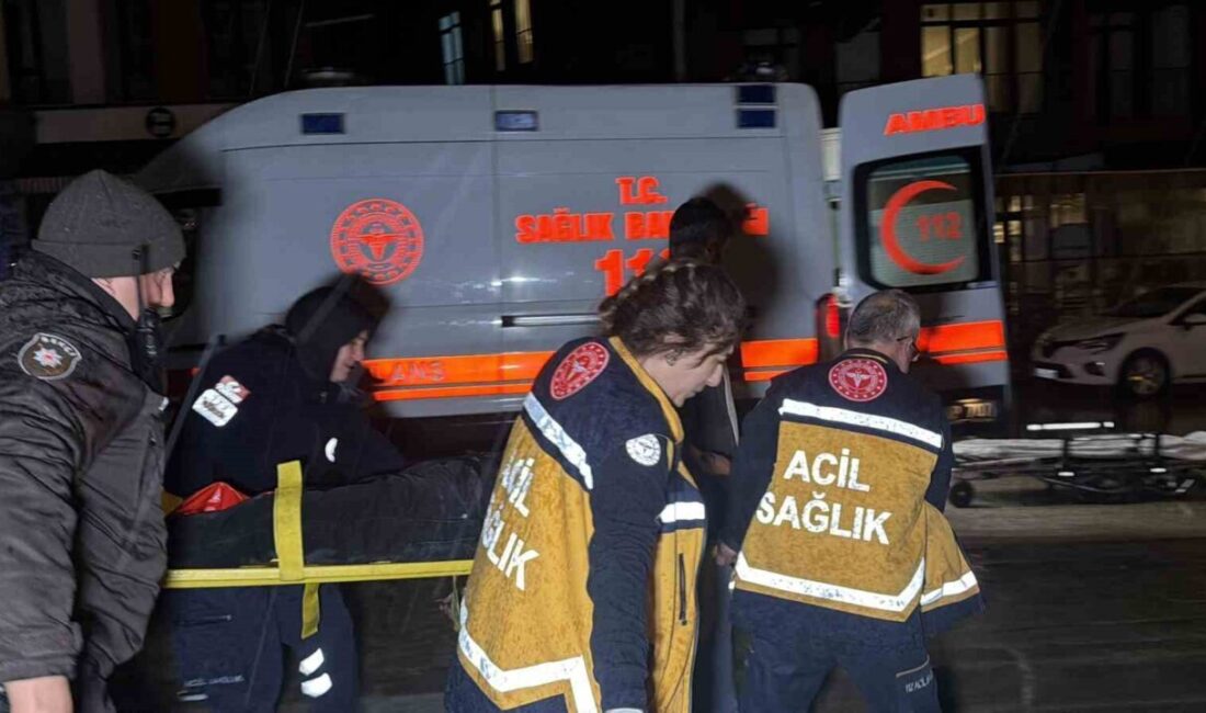 Park halindeki tıra çarpan motosiklet sürücüsü ağır yaralandı Düzce’de sağanak yağış sebebi ile kayganlaşan yolda motosiklet park halindeki