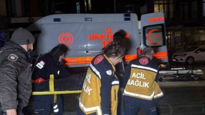 Düzce’de sağanak yağış sebebi ile kayganlaşan yolda motosiklet park halindeki