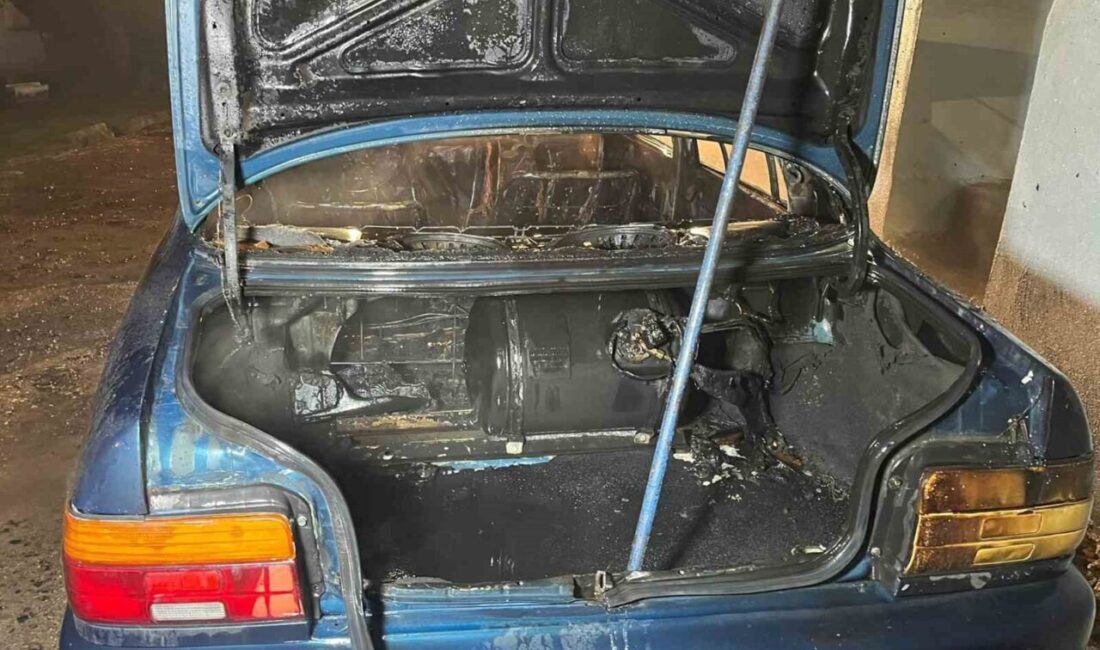 Sakarya’nın Kaynarca ilçesinde park halindeki otomobilde çıkan yangın itfaiye ekiplerince