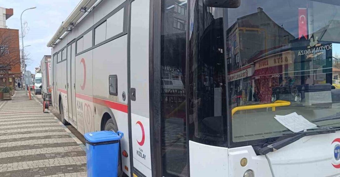 Bilecik’in Pazaryeri ilçesinde Çarşı Meydanı’nda konuşlandırılan mobil kan bağışı aracında