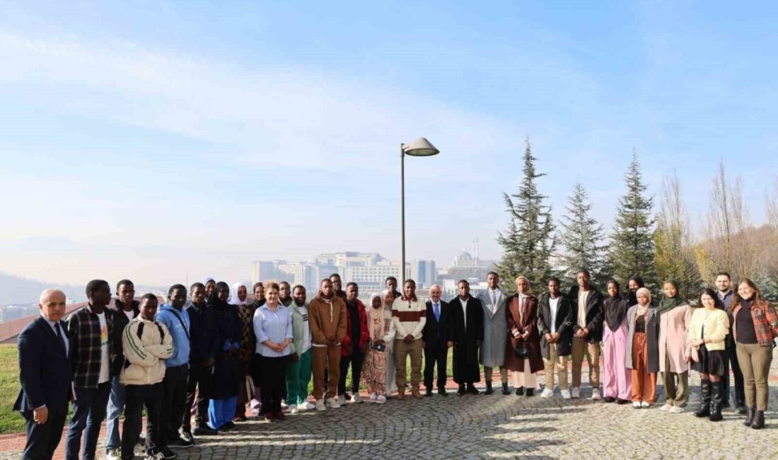 DÜZCE(İHA) – Düzce Üniversitesinde eğitim gören Ruandalı öğrenciler Rektör Prof.