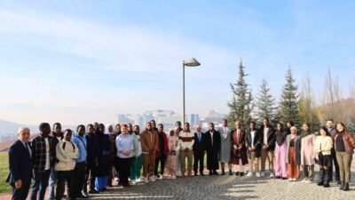 DÜZCE(İHA) – Düzce Üniversitesinde eğitim gören Ruandalı öğrenciler Rektör Prof.