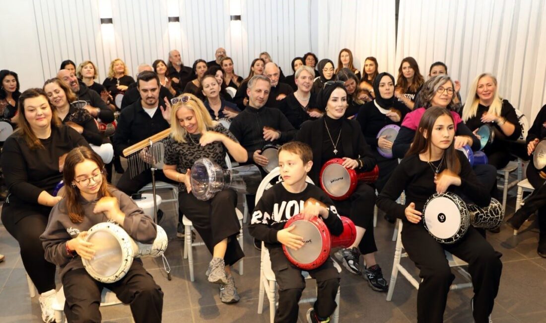 Ritimle gelen dostluk: 7’den 70’e herkes aynı melodide buluşuyor Sakarya’nın Karasu ilçesinde farklı meslek gruplarından oluşan insanlar, stres atmak