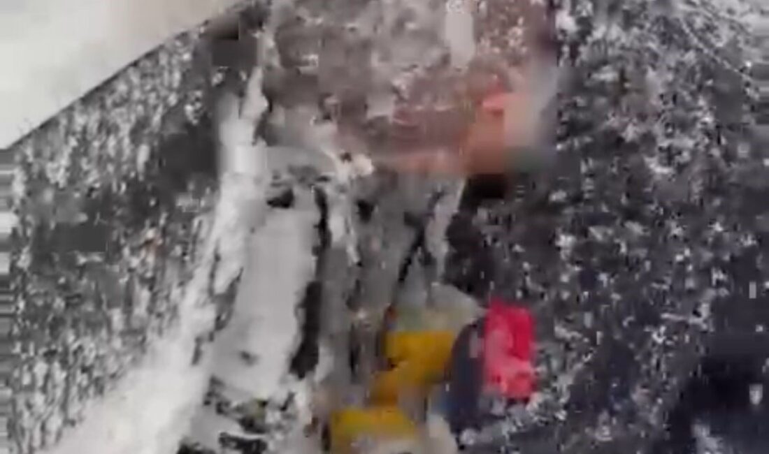 Sağlık ekiplerinin kar mesaisi: Zincir takıp hastaya ulaştılar Bolu’nun Mudurnu ilçesinde yoğun kar yağışı nedeniyle yolda kalan ambulansın