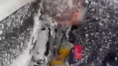 Bolu’nun Mudurnu ilçesinde yoğun kar yağışı nedeniyle yolda kalan ambulansın