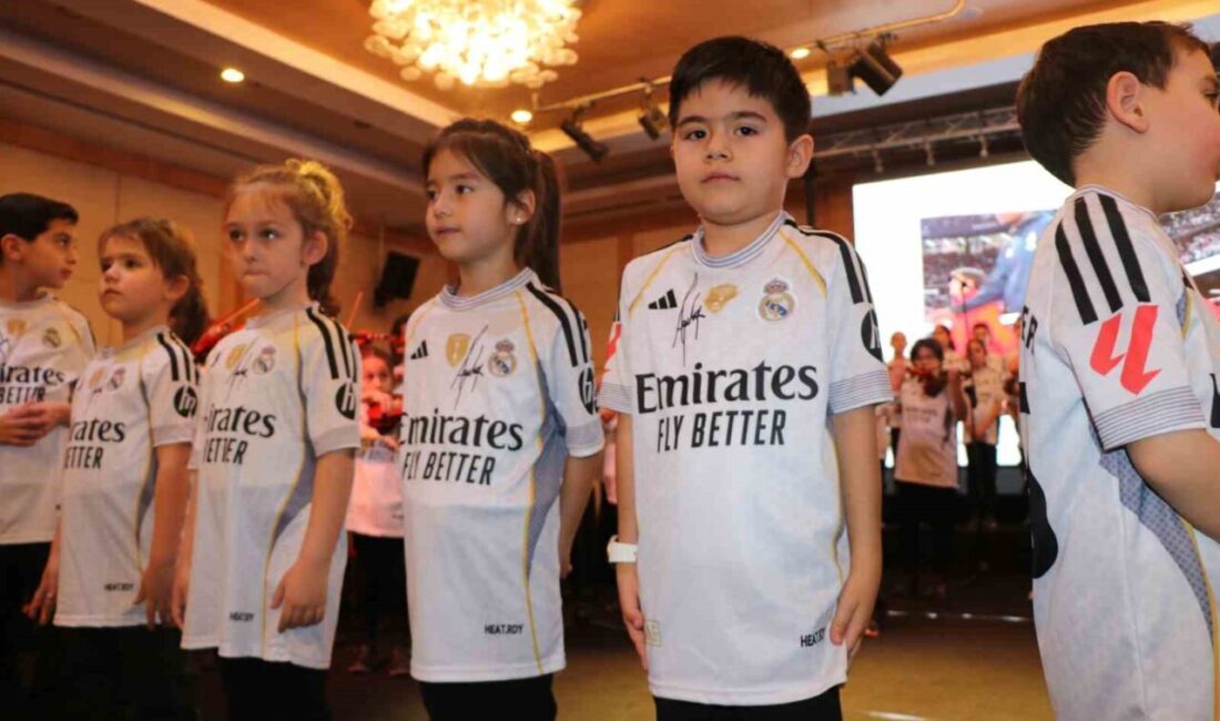 Sahne minik Arda Güler’lerle doldu: Güler ailesi göz yaşlarını tutamadı Bolu’da düzenlenen törende ‘2025 Yılın Sporcusu’ ödülüne layık görülen Real