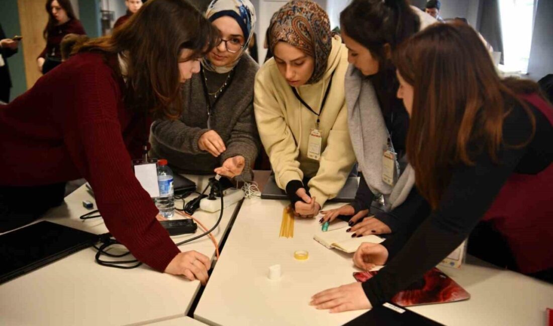 Sakarya Üniversitesinde (SAÜ), öğrencilerin hızlı proje üretme ve girişimcilik yeteneklerini