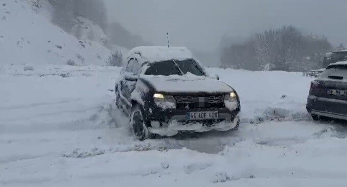 Sakarya’da etkisini gösteren kar yağışı, yüksek kesimlerde yer yer 30