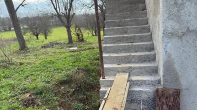 Sakarya’nın Kaynarca ilçesinde dengesini kaybederek evinin merdiveninden düşen şahıs yaralandı.