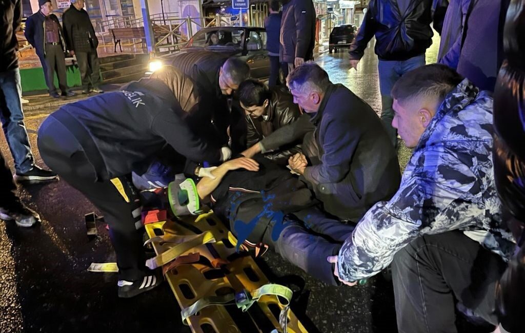 Sakarya’nın Kaynarca ilçesinde yolun karşı tarafına geçmeye çalışan yaya, aracın