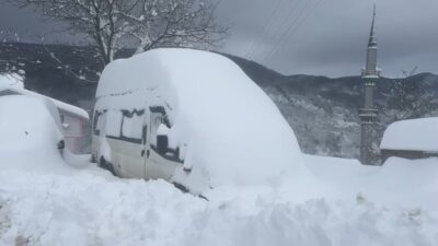Sakarya’nın Hendek ilçesinde bulunan bin 725 rakımlı Dikmen Mahallesi’nde kar