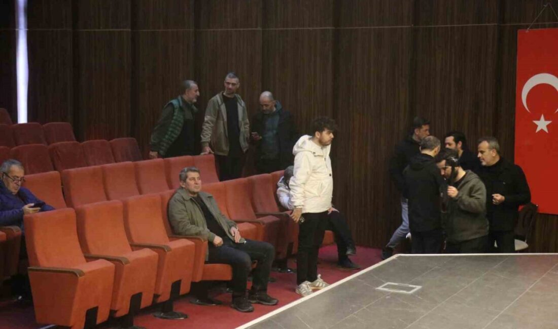 Sakaryaspor’da çoğunluk sağlanmadı, kongre ertelendi Sakaryaspor’un olağanüstü genel kurulu toplantısı, çoğunluk sağlanamaması sebebiyle 28 Aralık