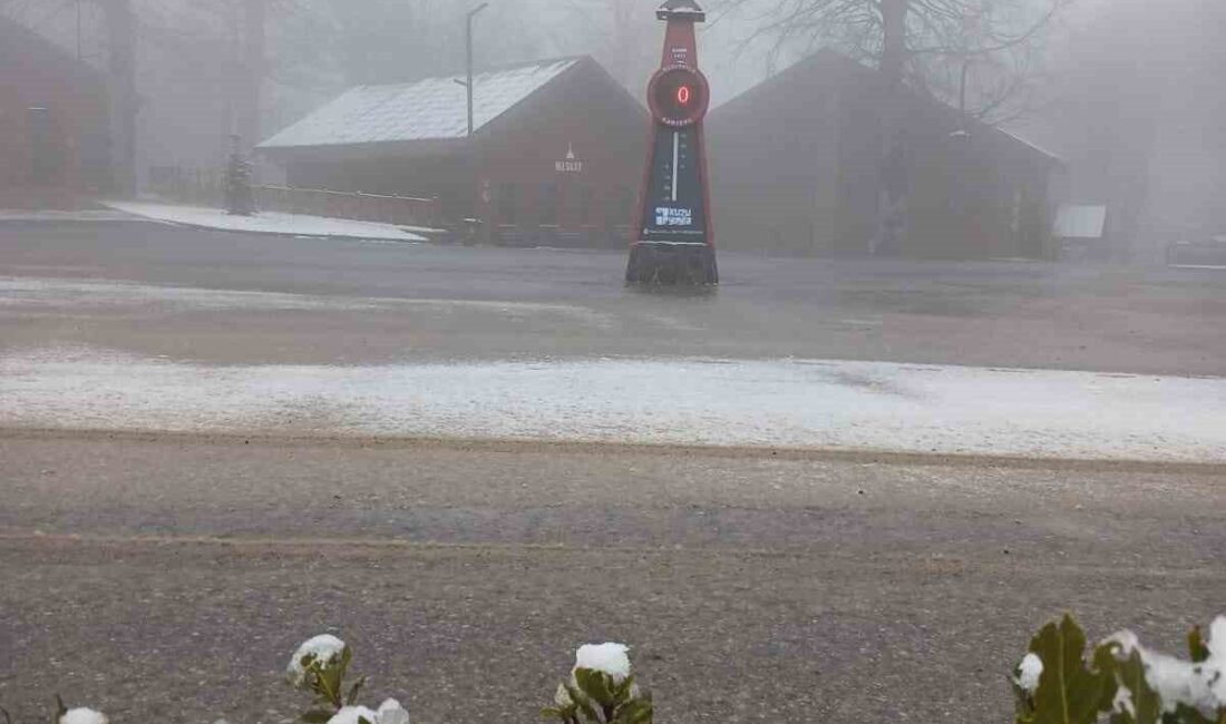 İstanbul’un yanı başındaki önemli kış turizm merkezlerinden Kartepe’de kar yağışı