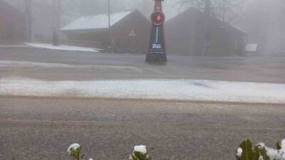 İstanbul’un yanı başındaki önemli kış turizm merkezlerinden Kartepe’de kar yağışı