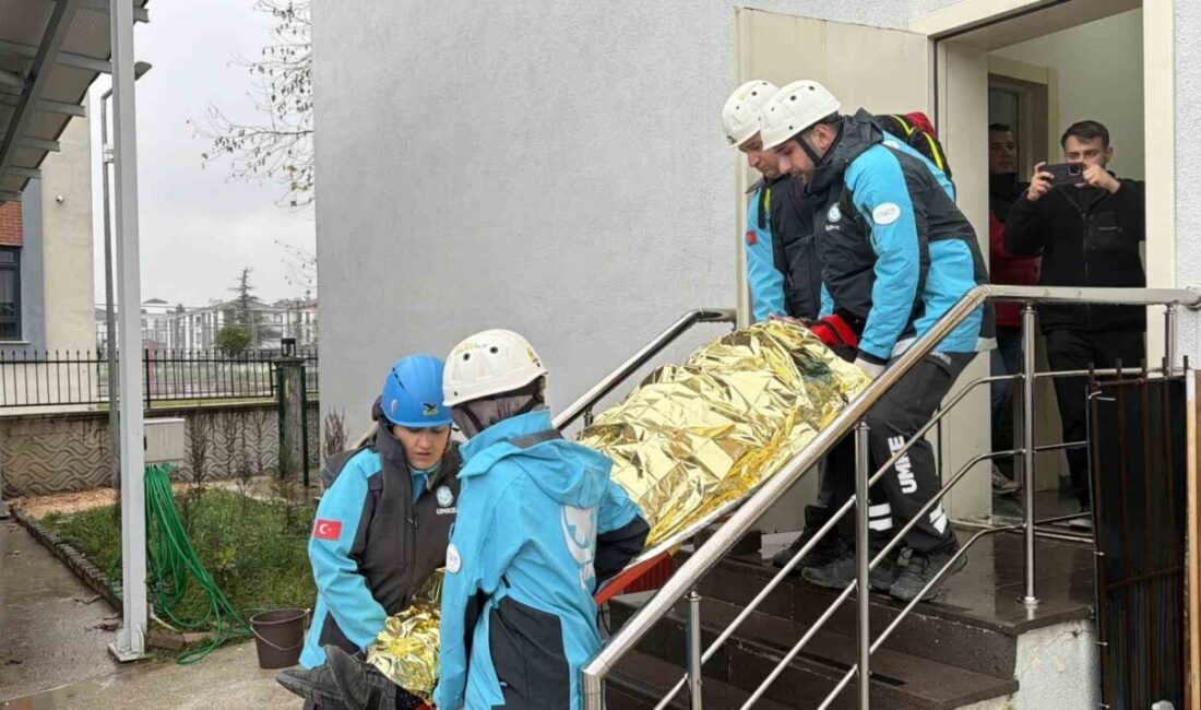 Düzce İl Ambulans Servisi Başhekimliğinde düzenlenen yangın ve deprem tatbikatı,