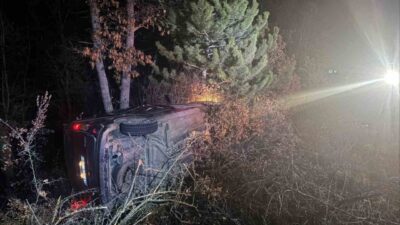 Bilecik’te seyir halinde kontrolden çıkan otomobil şarampole uçarken, 2 kişi