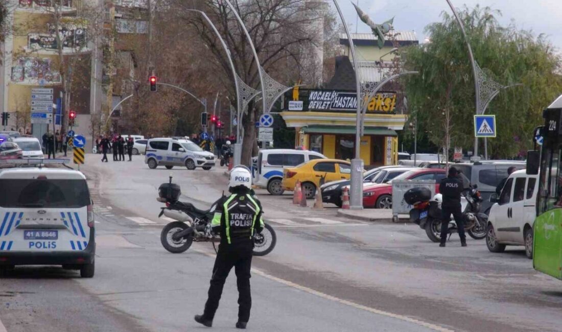 Kocaeli’nin İzmit ilçesinde bir kişi, girdiği taksi durağında elindeki silah